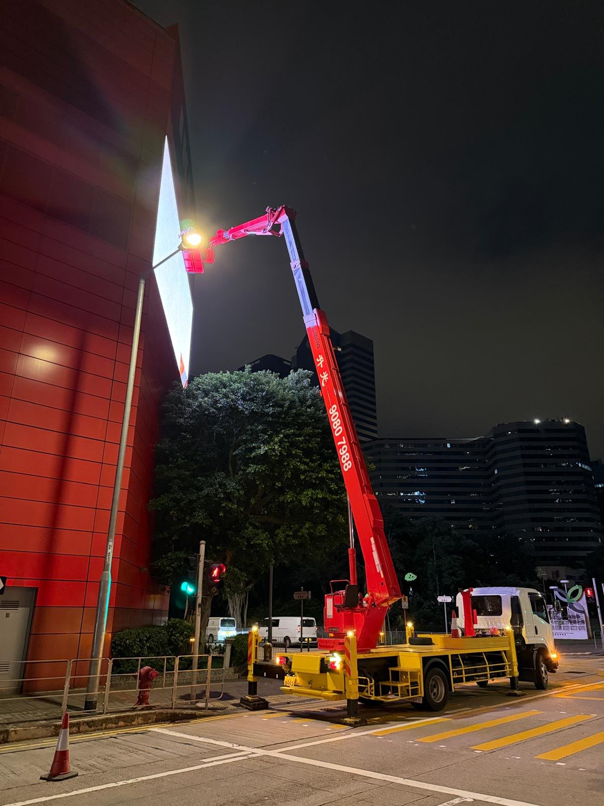 升光吊機車夜間於街道進行高空作業